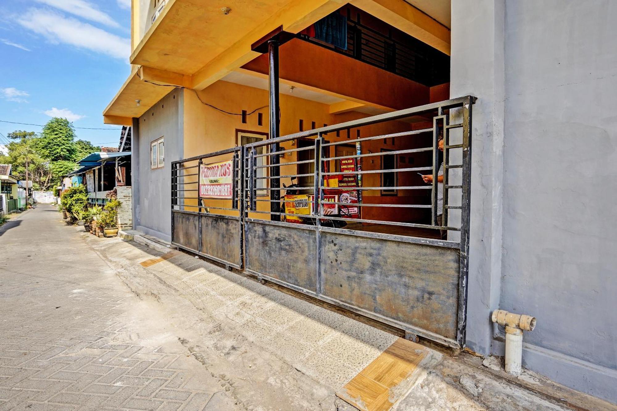Spot On 92730 Lili Kost Syariahnearketapang Royal City Баньювангі Екстер'єр фото