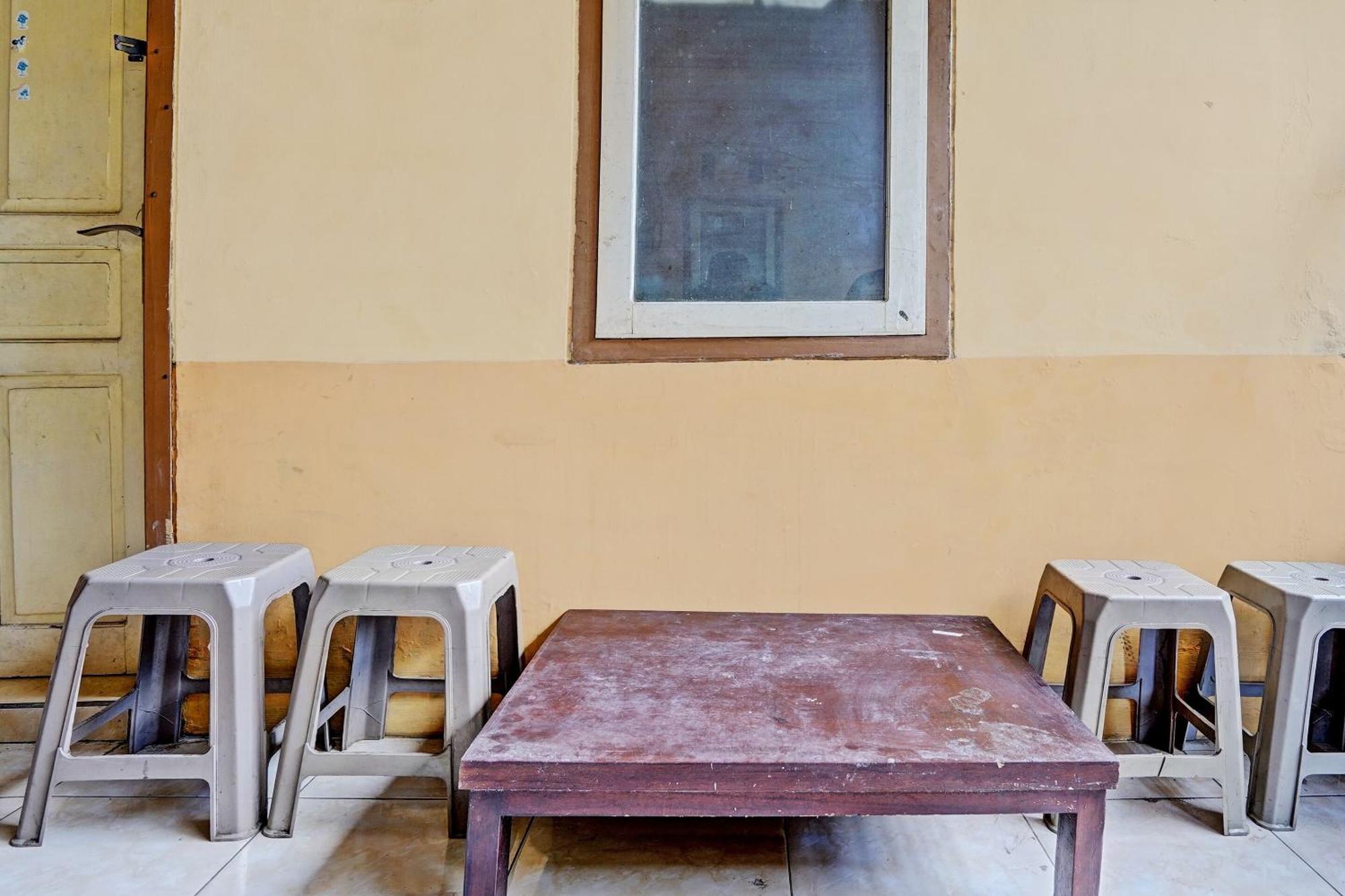 Spot On 92730 Lili Kost Syariahnearketapang Royal City Баньювангі Екстер'єр фото